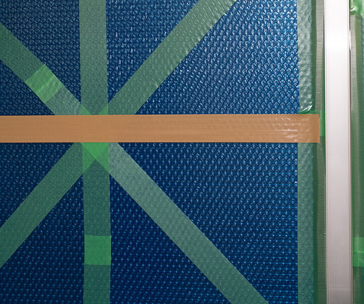 窓にテープ