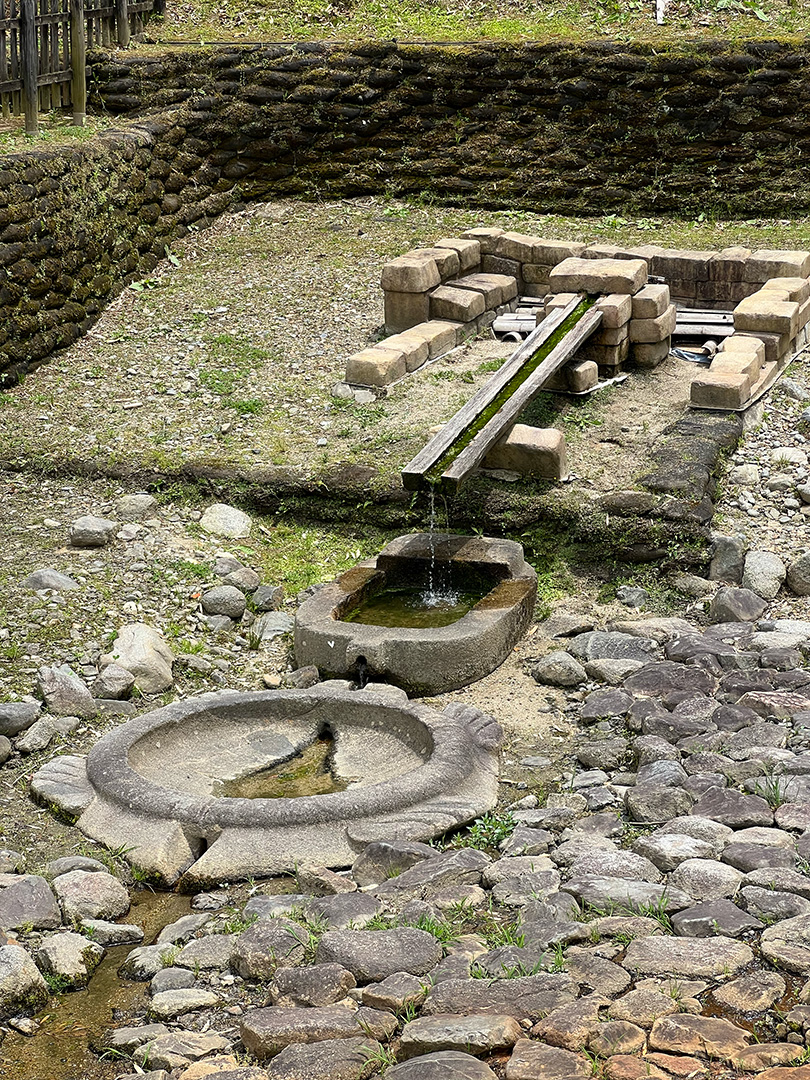 亀形石造物・小判形石造物・湧水設備