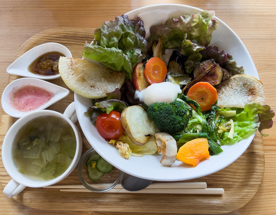 「たっぷり野菜と白米（または玄米）」