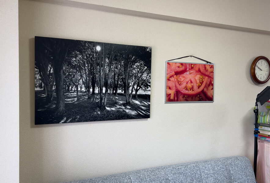 写真展に出展した写真を自宅の壁に