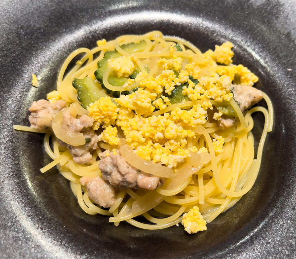 自家製サルシッチャとゴーヤ＝のアーリオオーリスパゲッティ ミモザ風