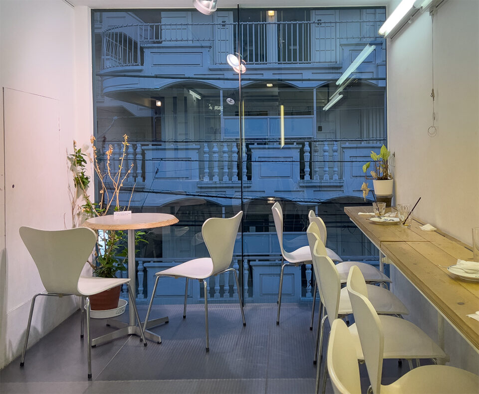 店内と窓の外の風景