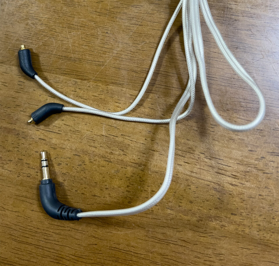 断線したケーブル