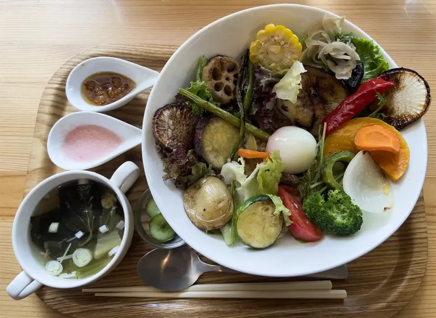 たっぷり野菜と白米（または玄米）