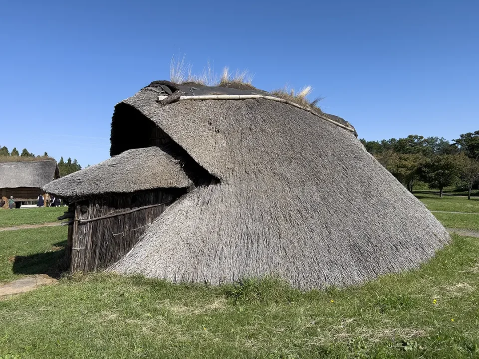 復元された竪穴住居