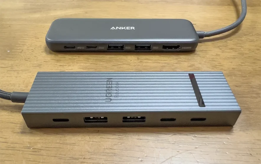 UGREEN Revodok USB-C ハブ 6in1（手前）とAnker 332 USB-C Hub（向こう側）