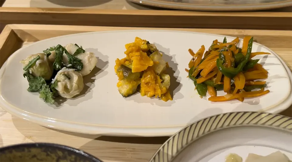 里芋と春菊のしらす酢橘和え、バターナッツ南瓜と茄子のグリルサラダ、人参とピーマンのニンニク醬油炒め