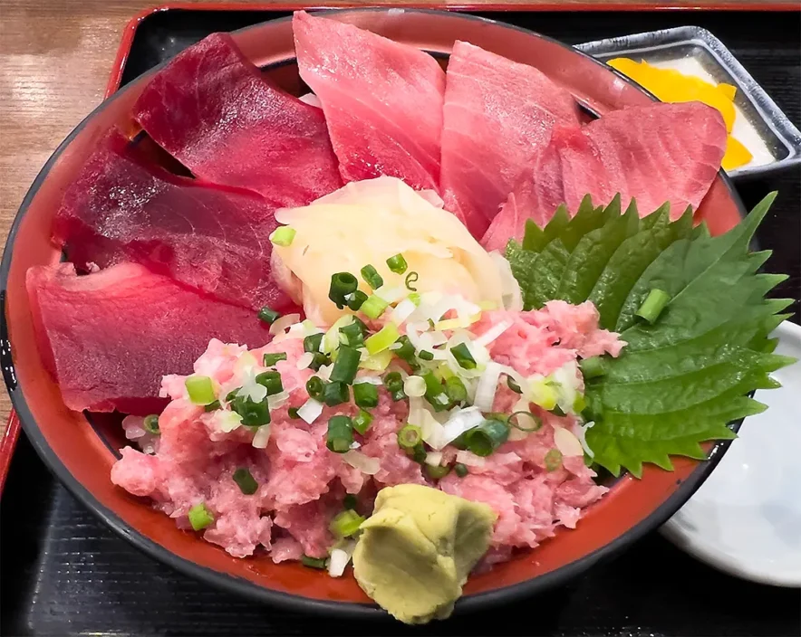 まぐろ３種丼