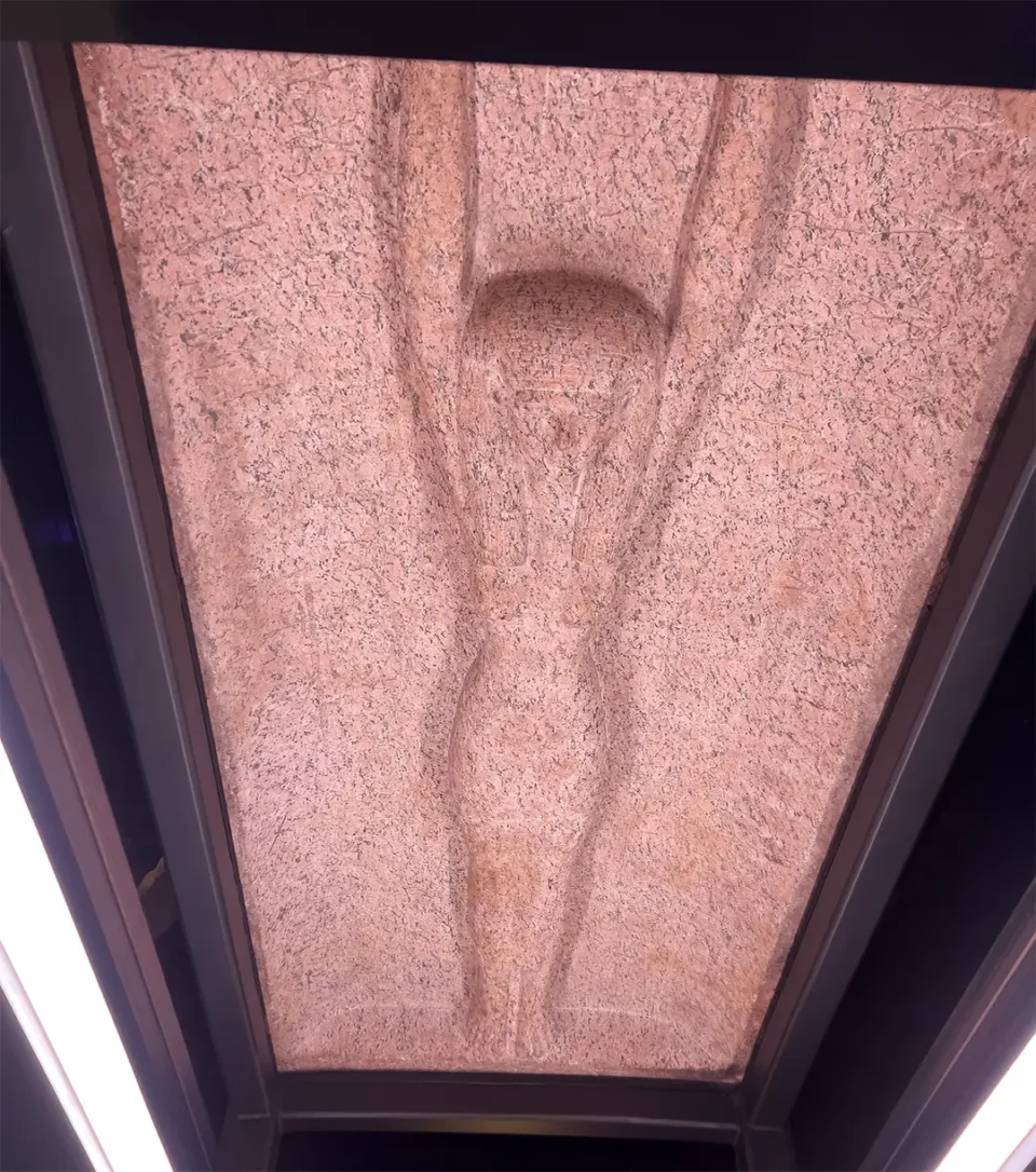 守るように両手を広げた空の女神ヌト