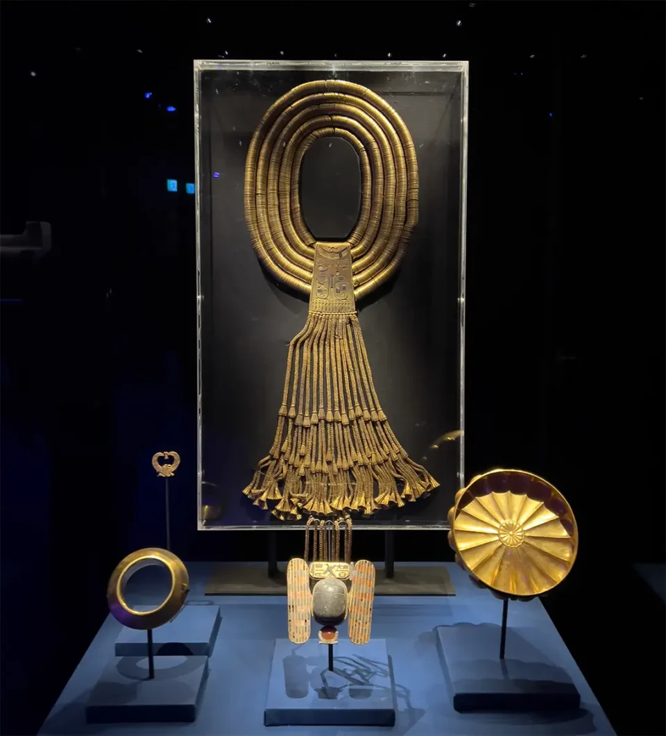 プスセンネス１世の墓から出土した副葬品