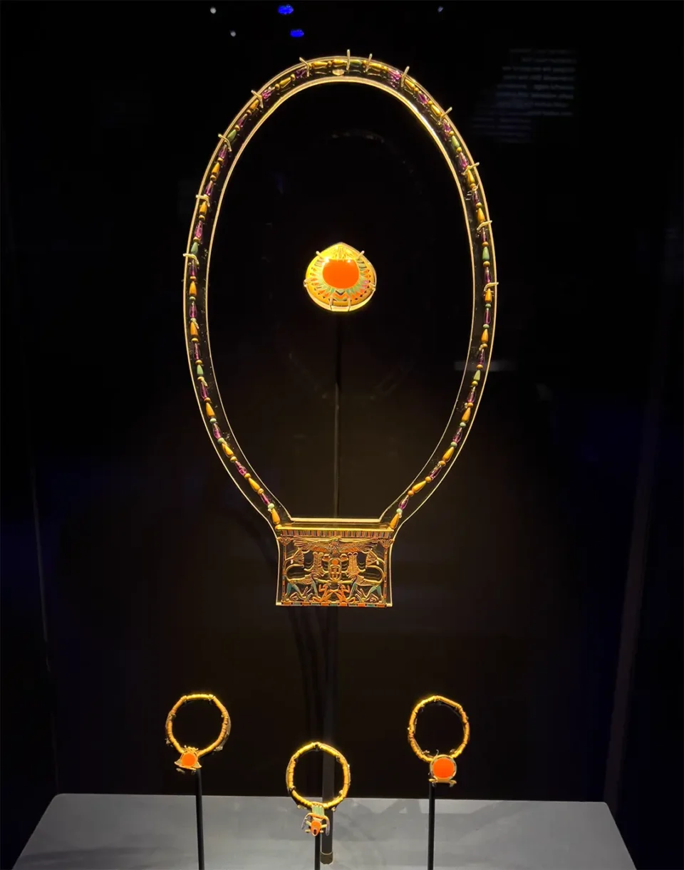 メリト王女の胸当、ペンダント、ブレスレット