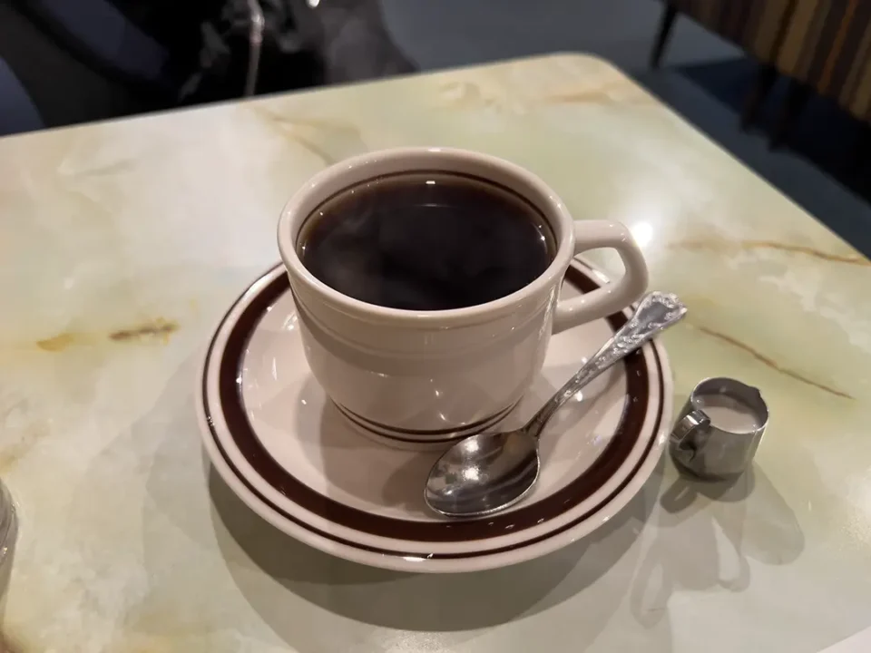 なみなみと注がれたコーヒー