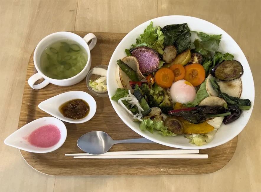 たっぷり野菜と白米（または玄米）