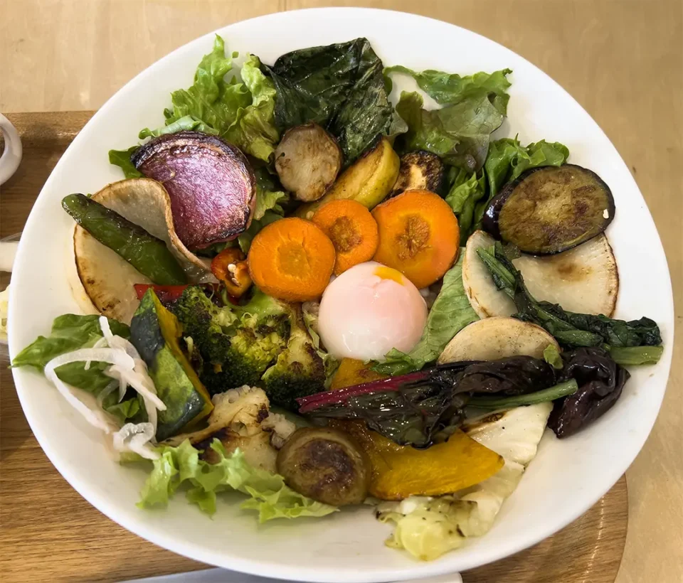 A たっぷり野菜と白米（または玄米）