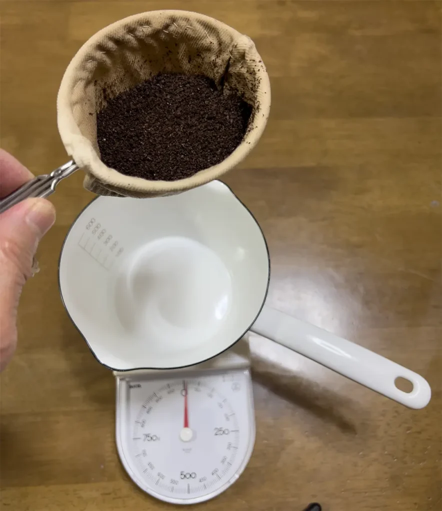 アナログ式のキッチンスケール