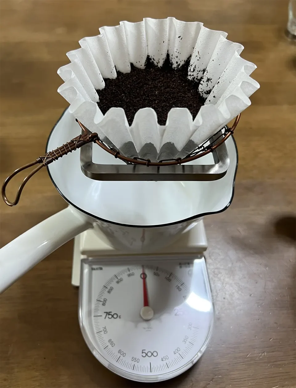 アナログ式のキッチンスケール