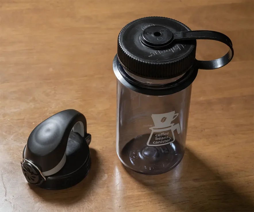 ナルゲン コーヒービーンズ キャニスター100g 0.38L（右）とOTFキャップ（左）