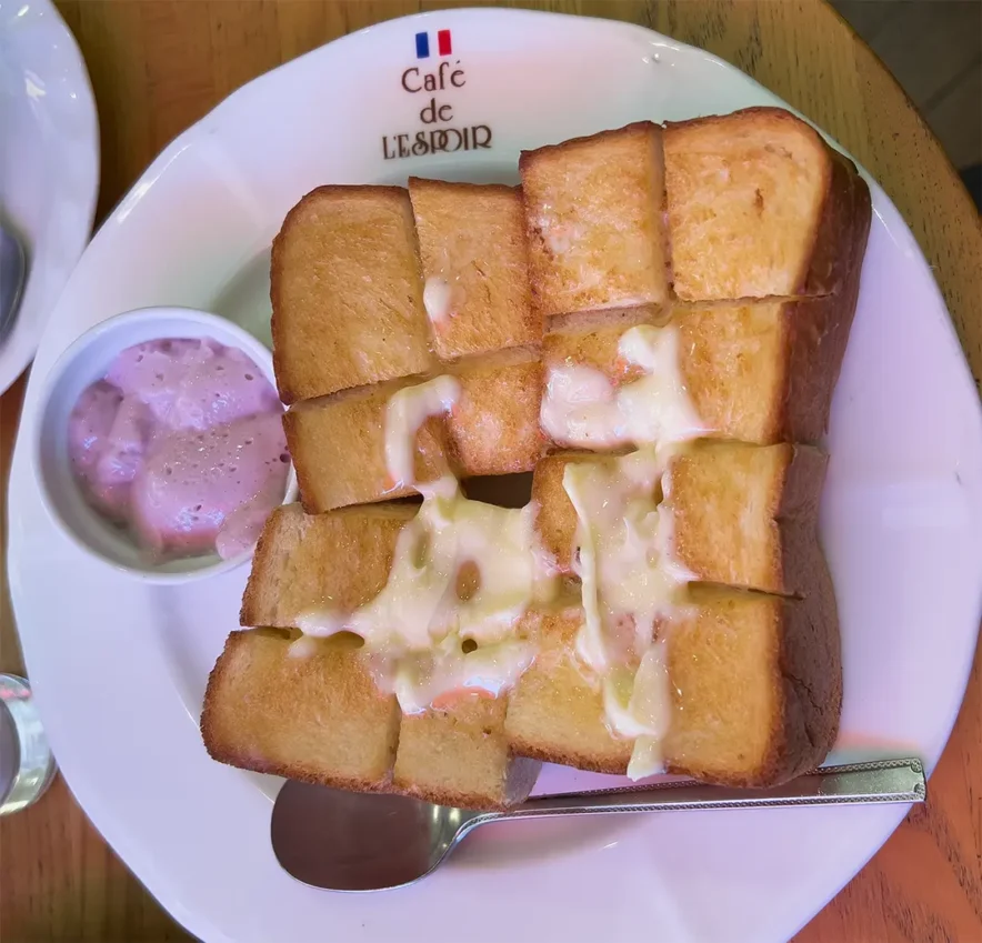 厚切りバタートーストとヨーグルト