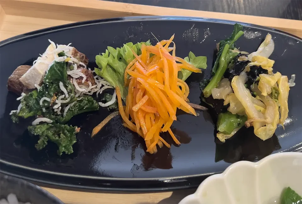 里芋・プチペール・じゃこのレモン和え、キャロットラペ、焼き白菜とブロッコリーの韓国海苔和え