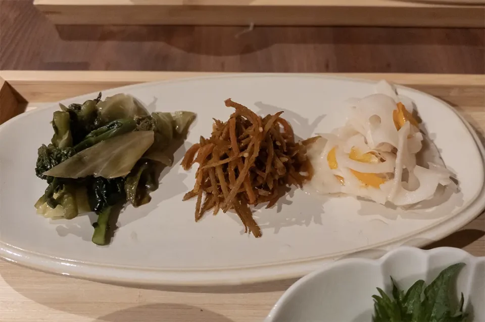 キャベツ、アレッタ、蕗の薹のガーリック蒸し・牛蒡のカレー金平・蓮根と金柑のカルダモンなます