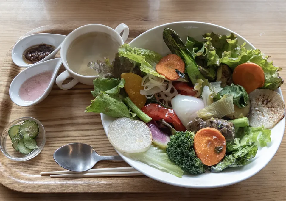 ランチAの「たっぷり野菜と白米（または玄米）」