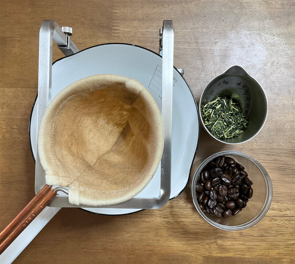 珈琲の粉と緑茶の茶葉をネルドリップ