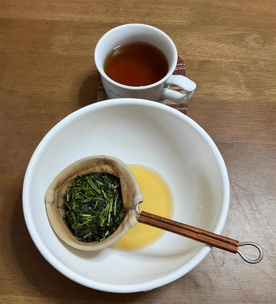 珈琲の粉と緑茶の茶葉をネルドリップ