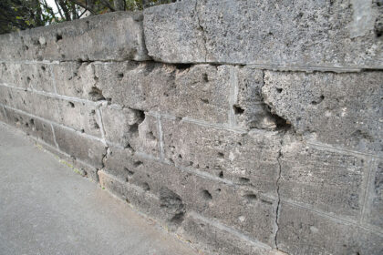 塀の弾痕