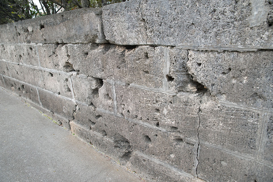 塀の弾痕