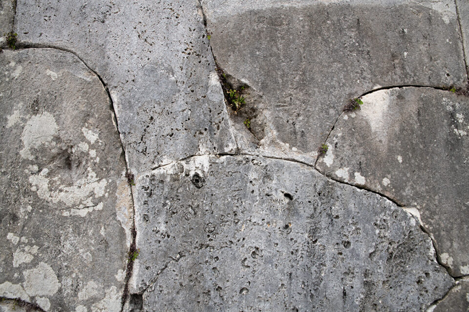旧中城御殿石牆（せきしょう）の弾痕