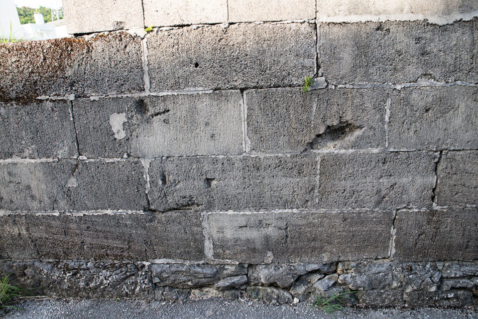 中城村伊集の民家の塀