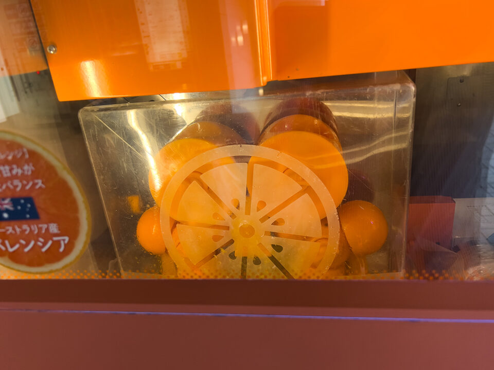 Feed ME Orange 生搾りオレンジジュース自動販売機